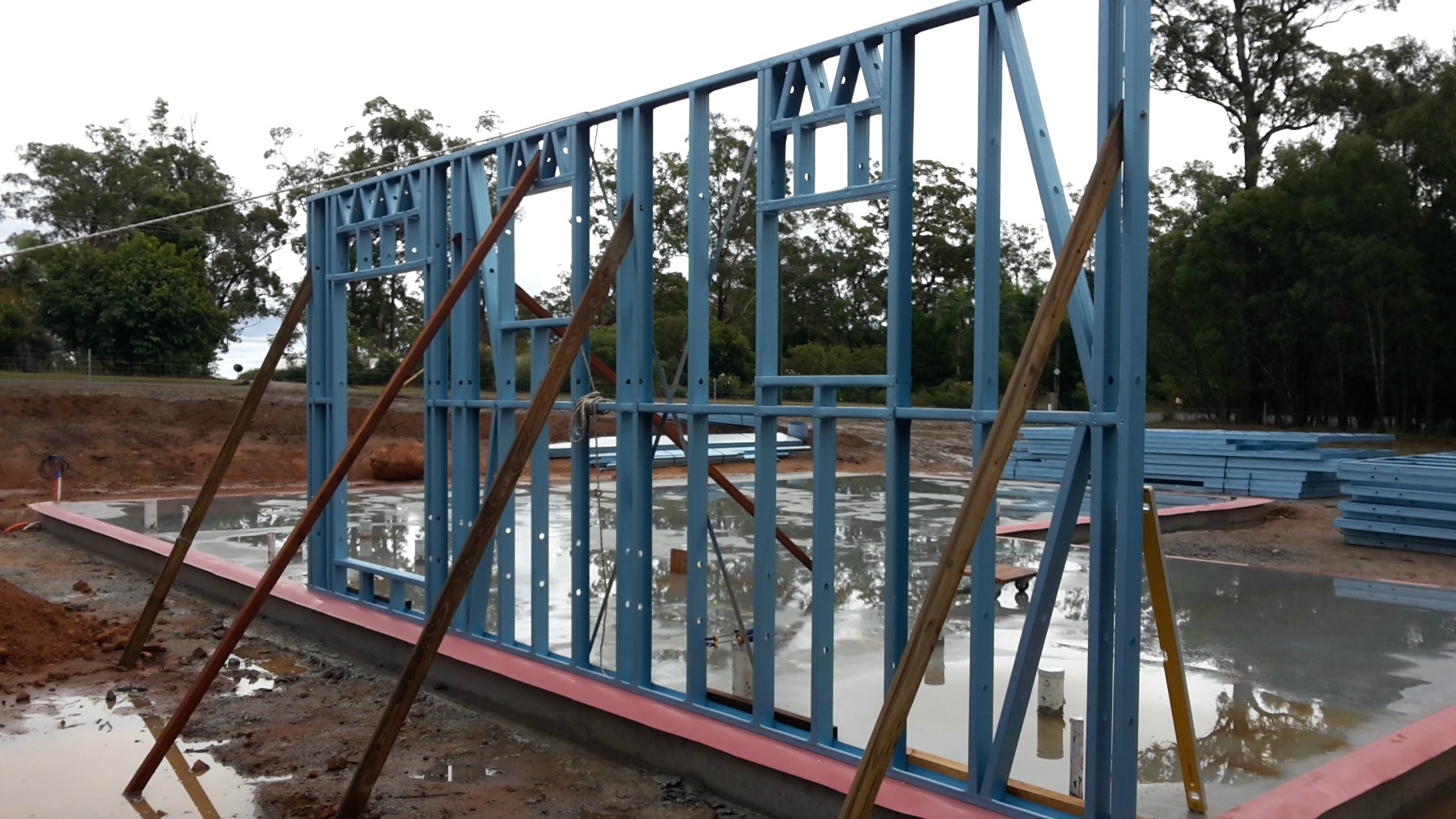 Framing a house using prefab frames and trusses